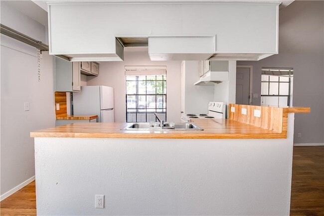 Building Photo - 12407 Tree Line Dr