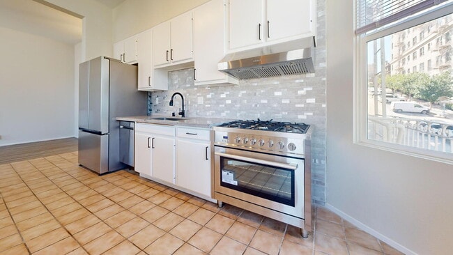 Building Photo - Gorgeous Remodeled 3BD/2BA with Parking & City Views in Nob Hill