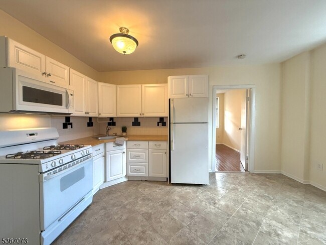 Primary Photo - 39 Glenridge Ave