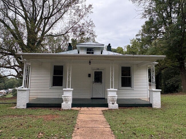 Primary Photo - Spacious 2-3 bedroom house! Located on sid...