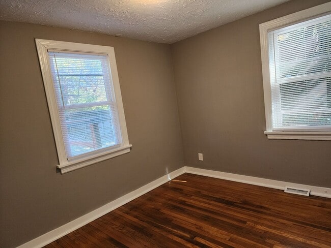 Building Photo - Charming 2 Bedroom with Large Backyard in ...