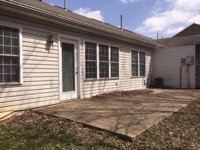 Building Photo - Single level duplex