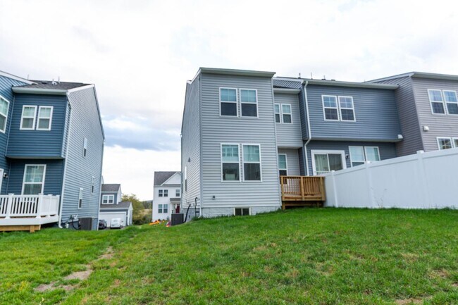 Building Photo - 3 Bed/3.5 Bath NEW Townhome in Charles Town, WV