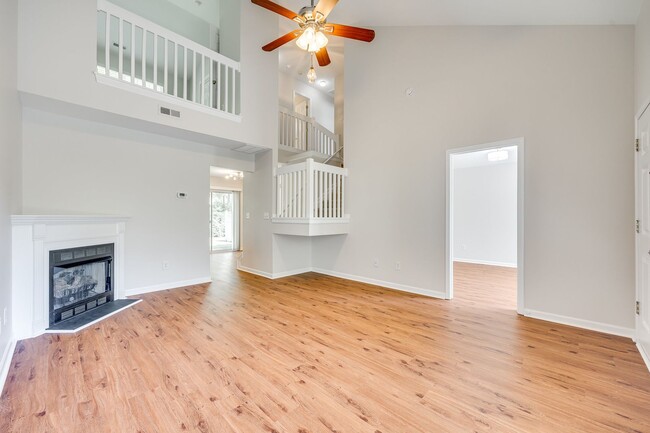 Building Photo - Beautiful 2 Bed 2.5 bath townhome in Benni...