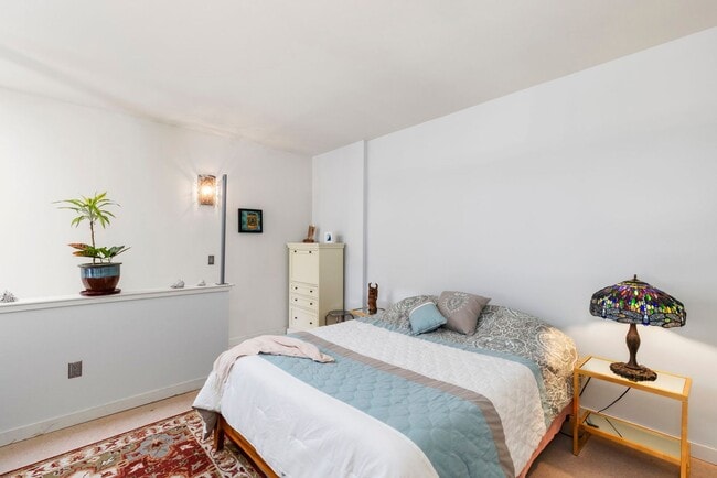 Building Photo - Charming Studio Condo For Rent Downtown Po...
