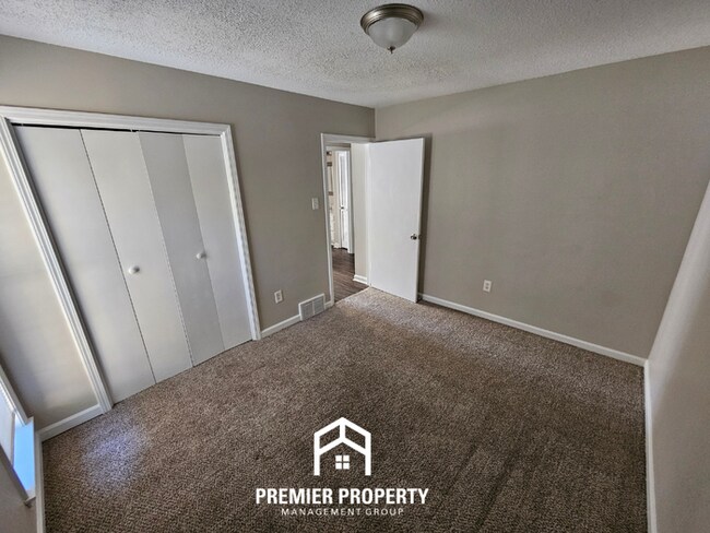 Building Photo - Spacious 3BR/2BA in 38115 | Soaring Ceilings & Floor-to-Ceiling Fireplace