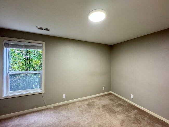 Building Photo - Your New Rental Home Awaits in Bellevue!