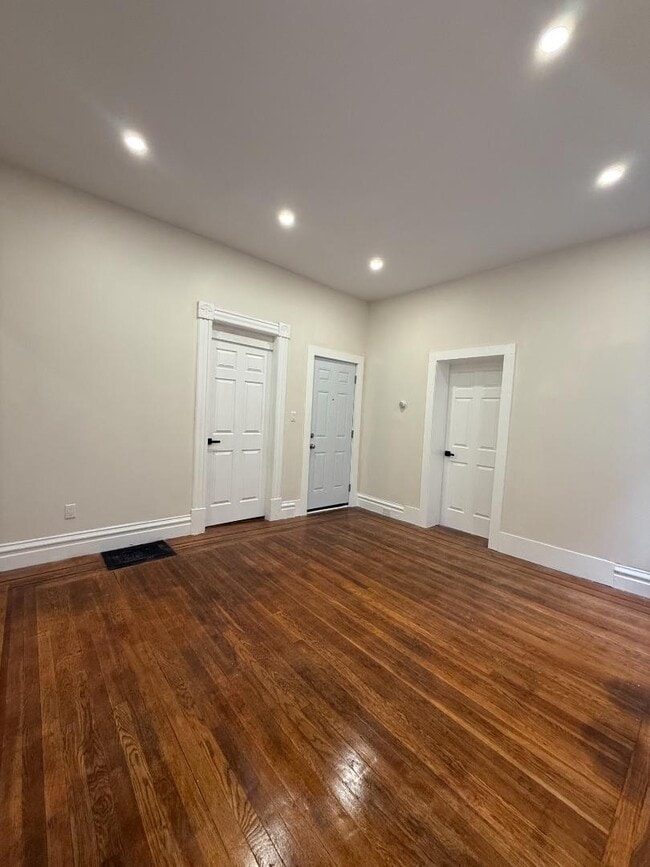 Building Photo - 161 6th Ave