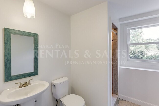 Building Photo - 19 Norton St