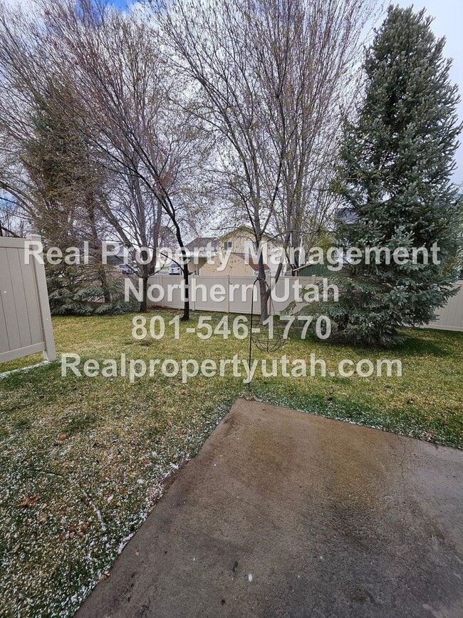 Building Photo - 2 Bedroom 1.5 Bath Townhome Coming Soon!
