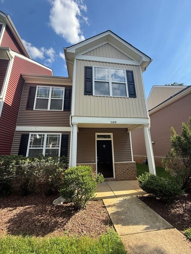 Building Photo - Spacious 3 bedroom 2.5 bath end unit townhome!