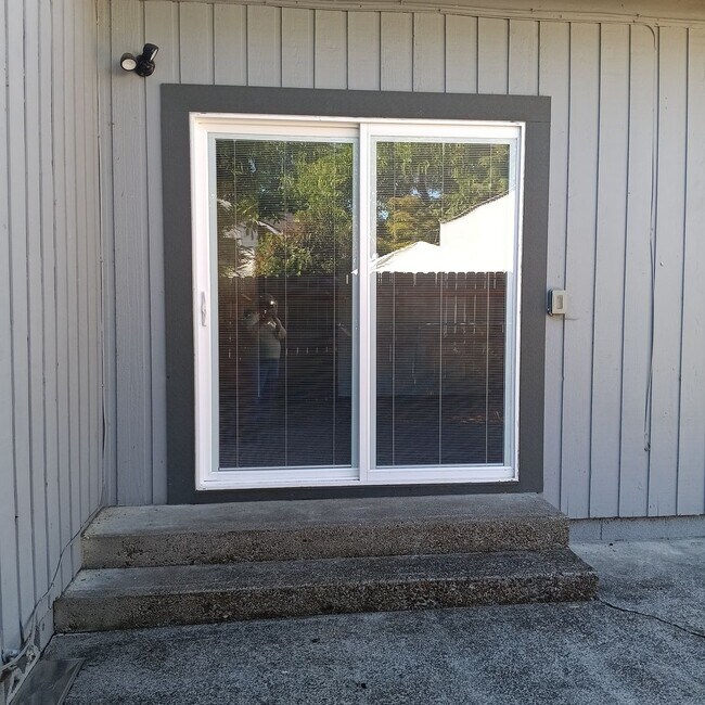 Building Photo - Great Home & Office is Ready for you in Jefferson!