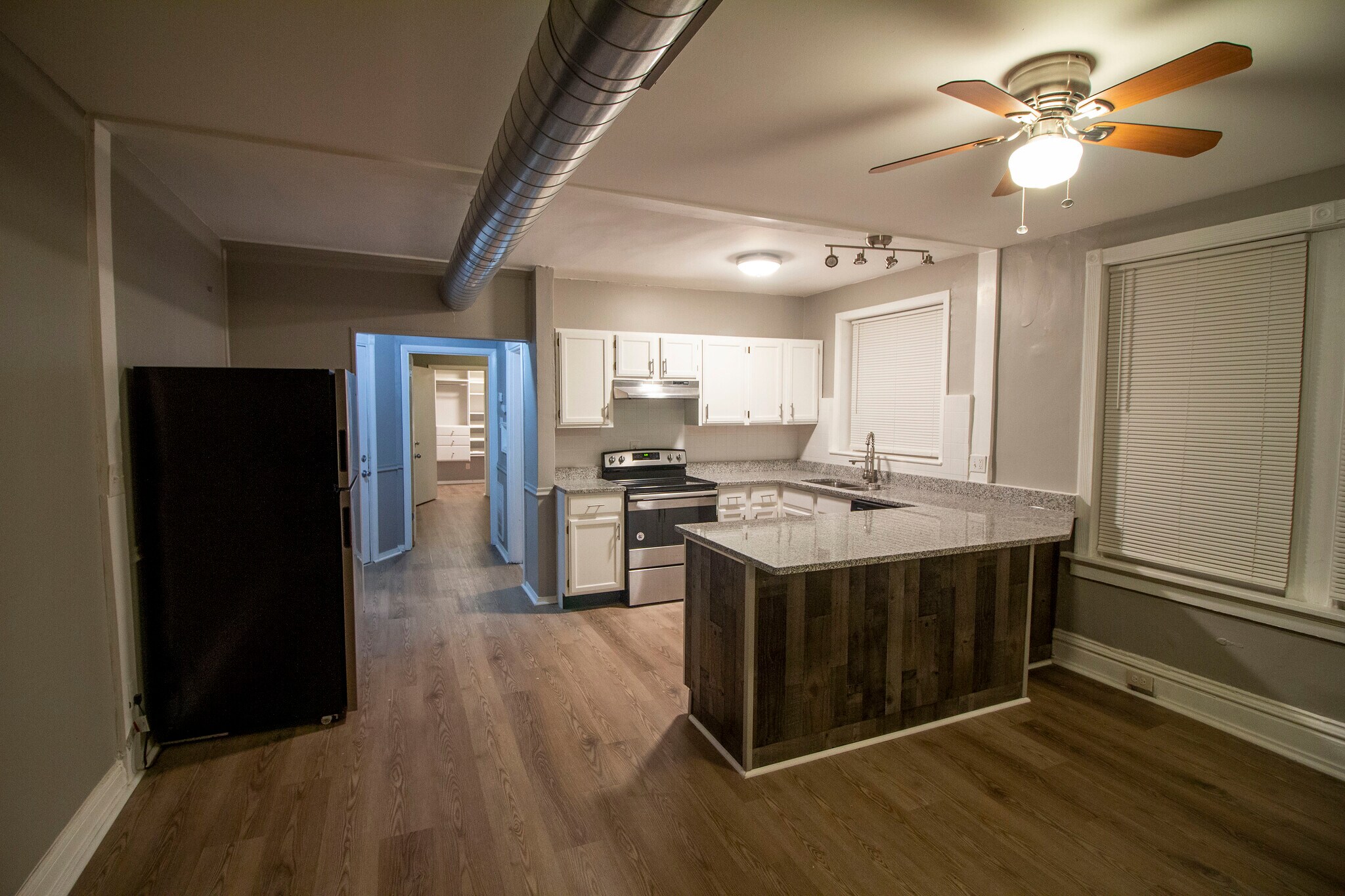 Building Photo - 4955 Lindenwood Ave