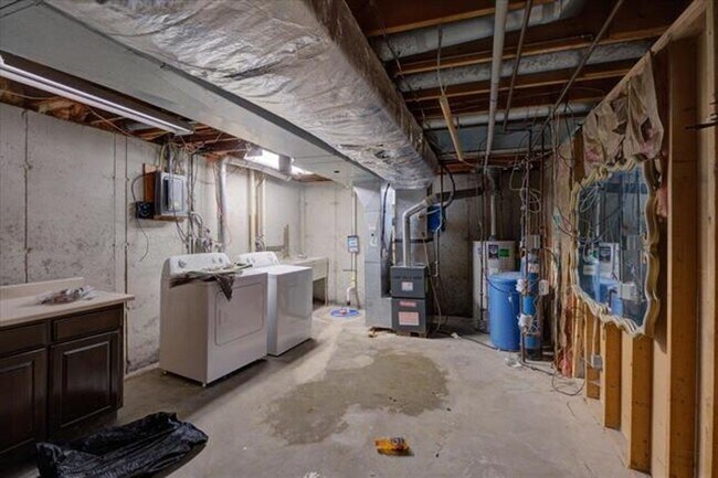 Building Photo - 3909 Patrick Henry Way