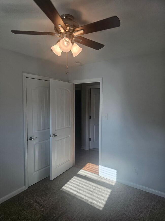 Building Photo - 1068 Sharon Dr