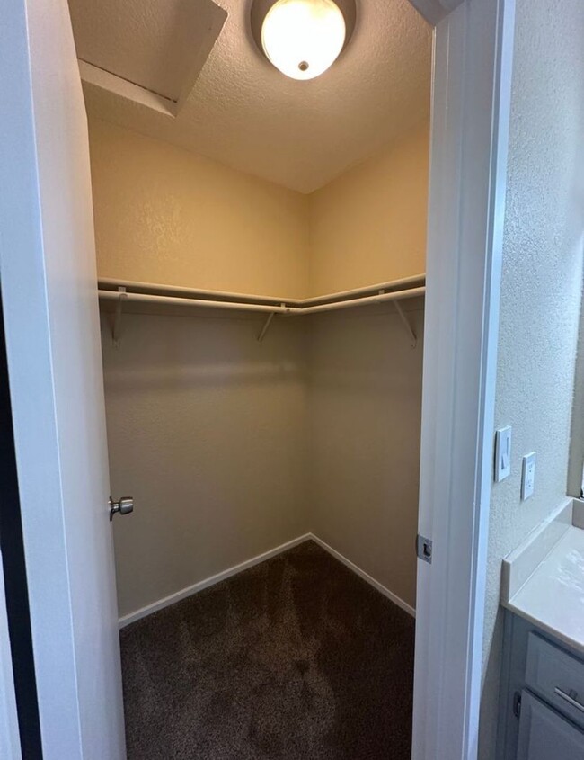 Building Photo - A Stunning desirable 3 Bedroom and 2.5 Bat...