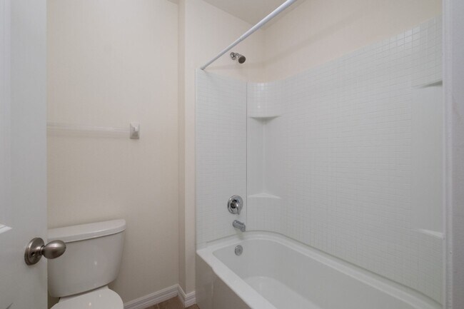 Building Photo - Spacious 5BR House in Gainesville