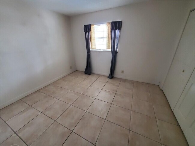 Building Photo - 2607 NE 8th Ave