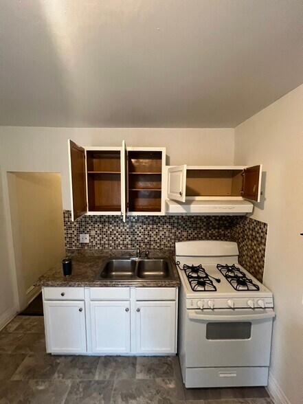 Building Photo - 117 1/2 N Penn St