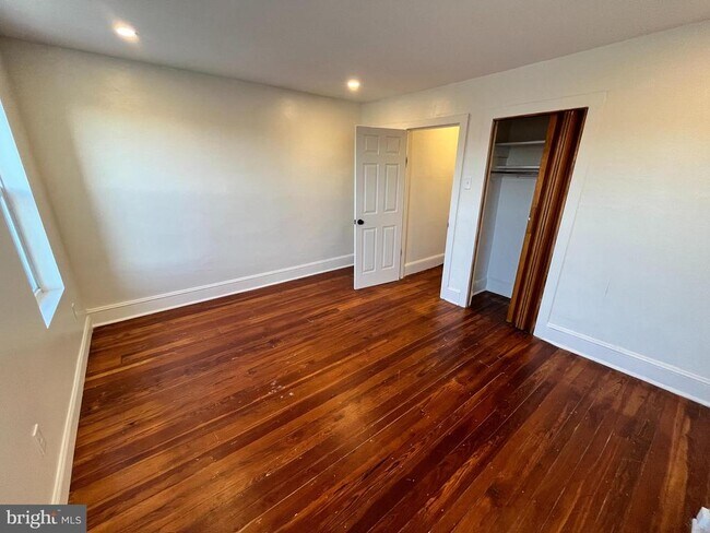 Building Photo - 419 Markle St