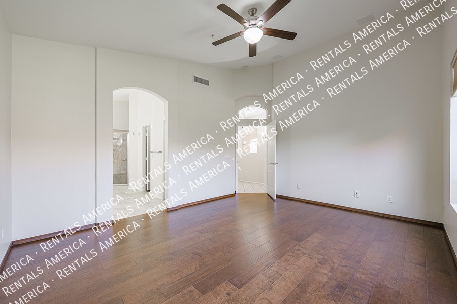 Building Photo - 10232 E Meadow Hill Dr