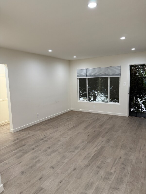 Building Photo - 2140 Beachwood Dr