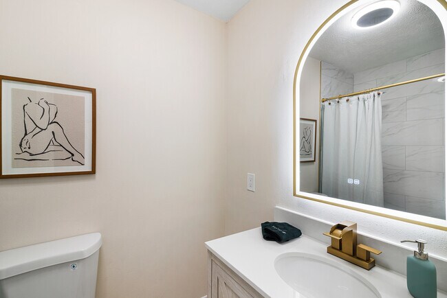 Building Photo - 5315 Shore Dr