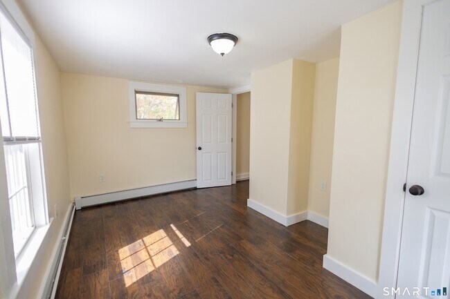 Building Photo - 387 Buckland St