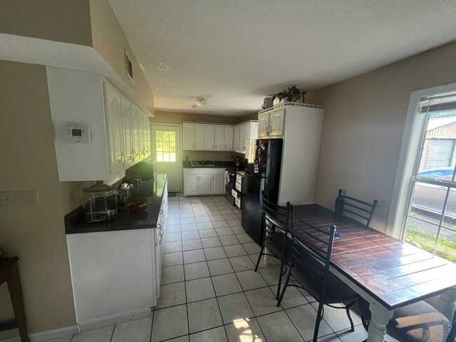 Building Photo - 2116 Harris Dr