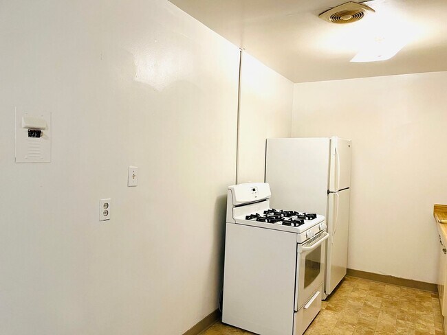 Building Photo - Twain Harte Apartment! New Paint/New Floor...