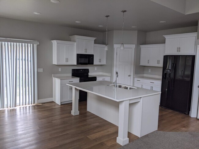 Building Photo - 889 E 600 N