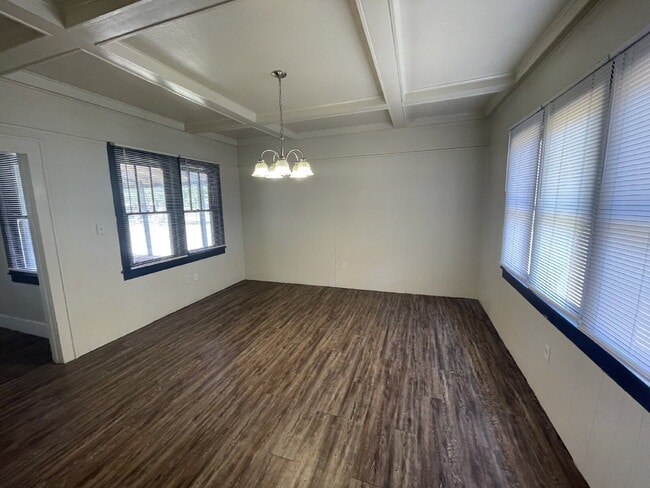 Building Photo - Beautiful Cozy Farm House