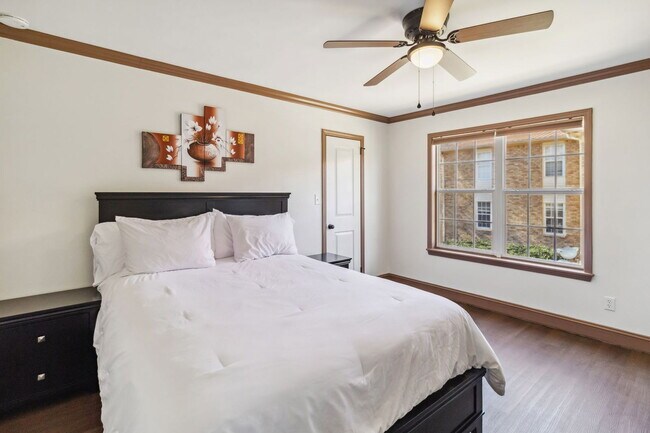 Building Photo - 906 Chapel Creek Dr