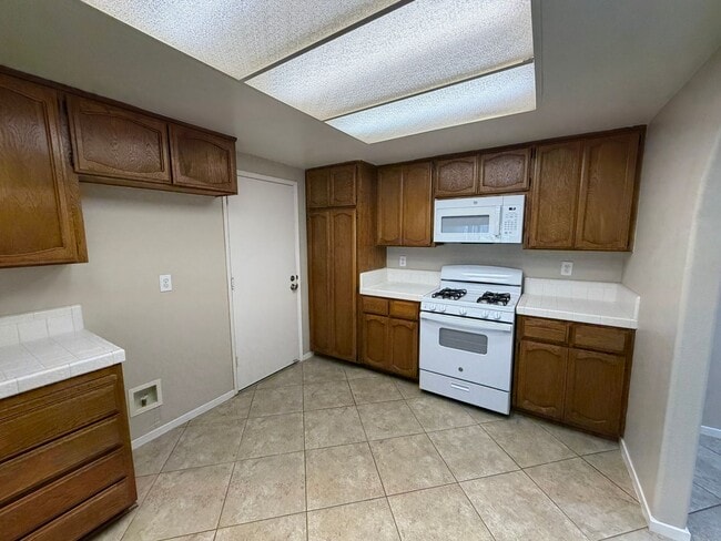 Building Photo - Well Maintained Duplex