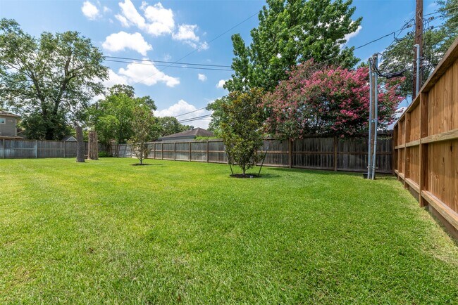 Building Photo - 2406 Blue Water Ln