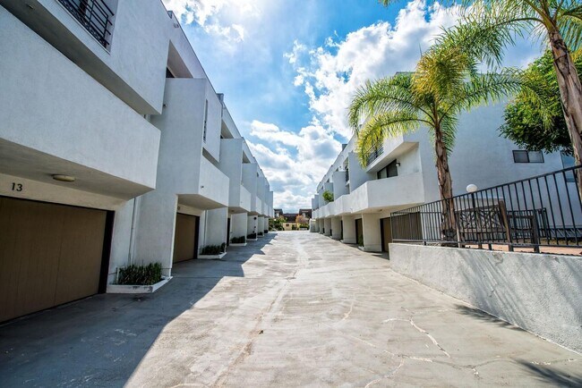 Building Photo - Modern Style 3 Bed / 3 Bath Townhouse + Bonus Room in North Alhambra!