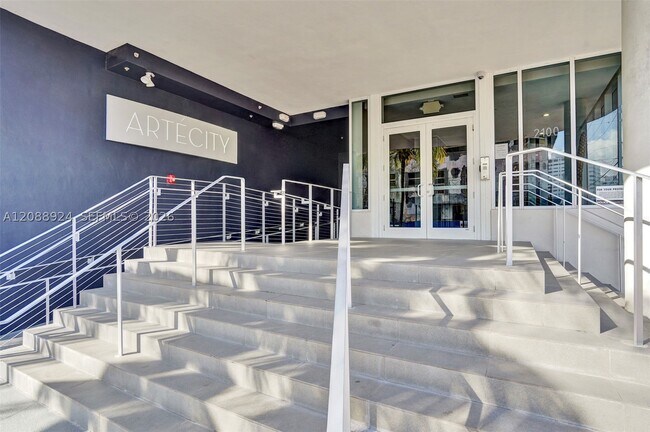 Building Photo - 310 W Park Dr