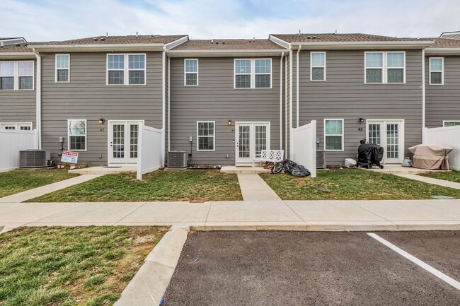 Building Photo - 3 BED 2.5 BATH TOWNHOME WALKING DISTANCE TO LEBANON SQUARE!
