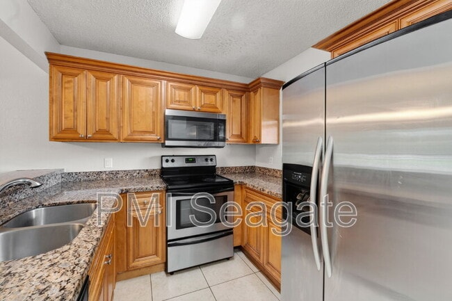 Building Photo - 1543 Lake Crystal Dr