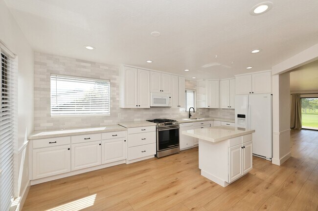 Building Photo - 4498 W Skye Dr