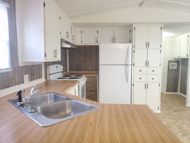 Building Photo - 2 Bedroom, 2 Bath house
