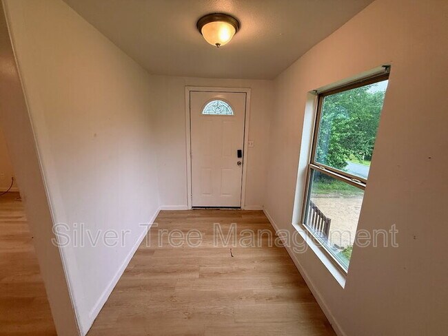 Building Photo - 506 W Parnell St