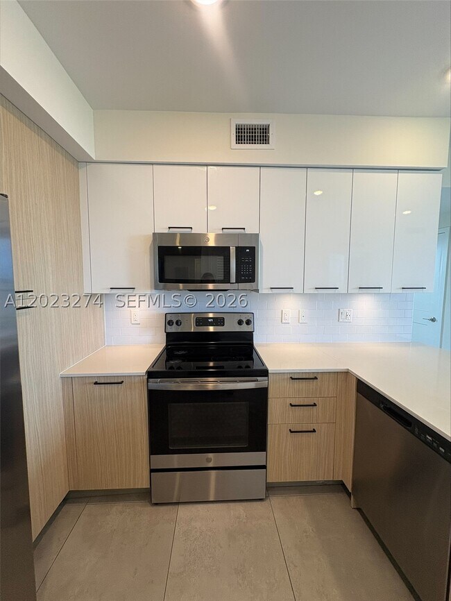 Building Photo - 16395 Biscayne Blvd