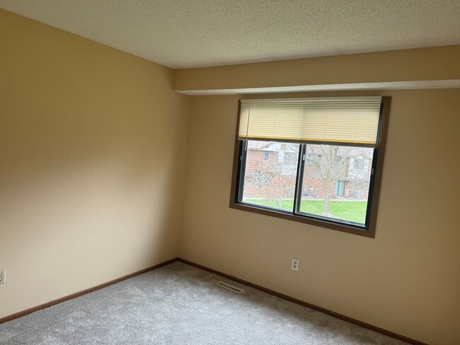 Building Photo - Fantastic Coon Rapids Townhouse!