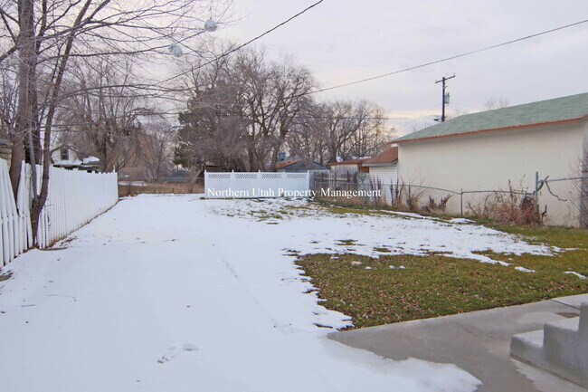Building Photo - 2 Bed, 1 Bath Upper Unit