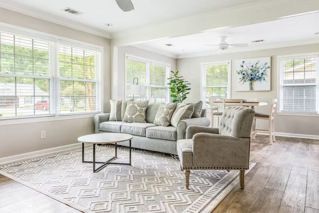 Building Photo - Horne Pl Main House