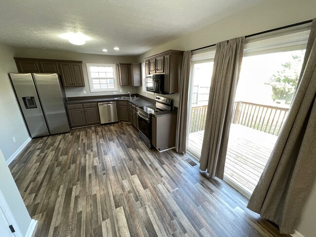 Building Photo - 4 Bedroom Home w/ 2 Car Garage