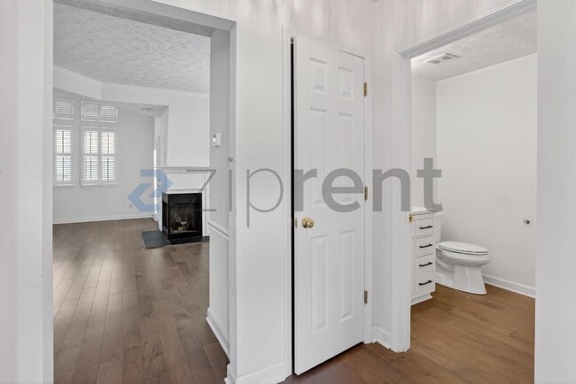 Building Photo - 484 Fraser St SE