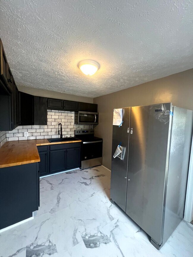 Building Photo - 124 Eastwood Ave