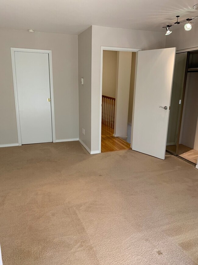 Building Photo - LakeView, Mount lake terrace - 2 bed 1.5 b...